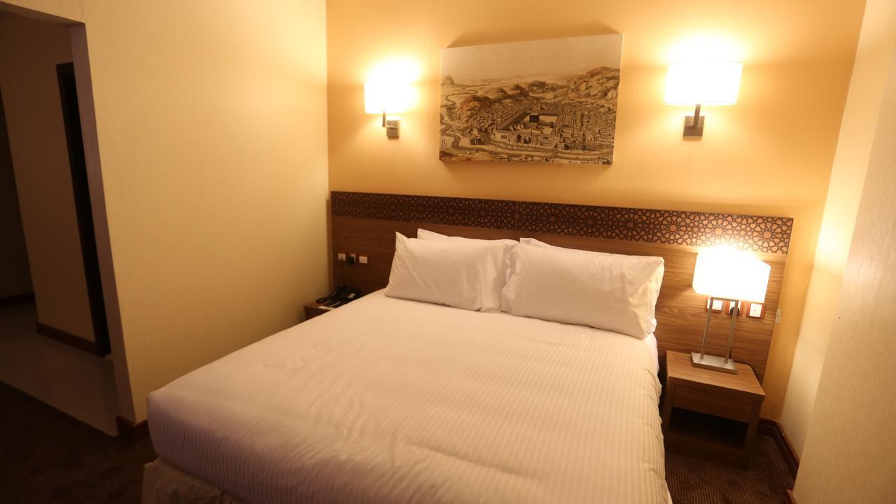 Grand Makkah Hotel La Mecque Extérieur photo A bedroom at the Petra Marriott Hotel