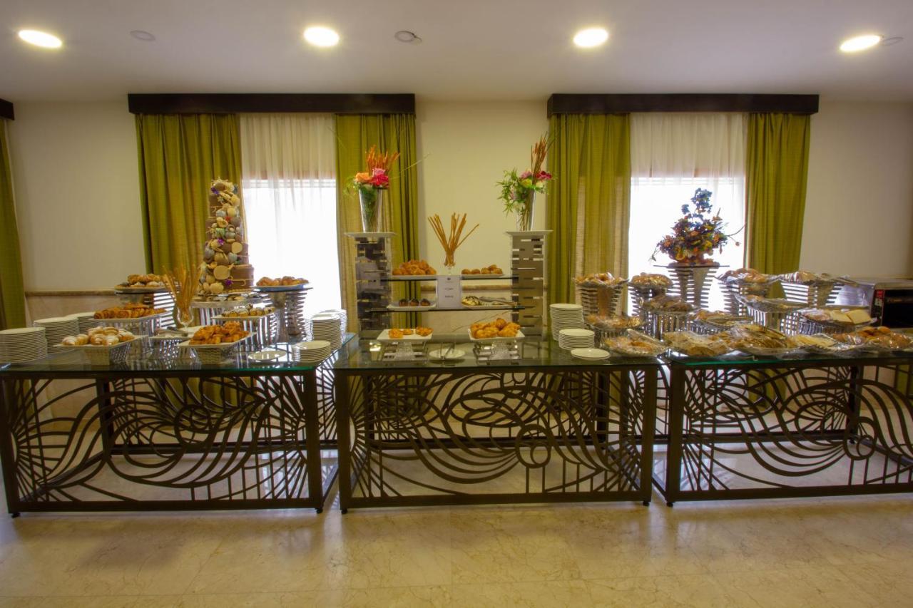 Grand Makkah Hotel La Mecque Extérieur photo A buffet at a hotel